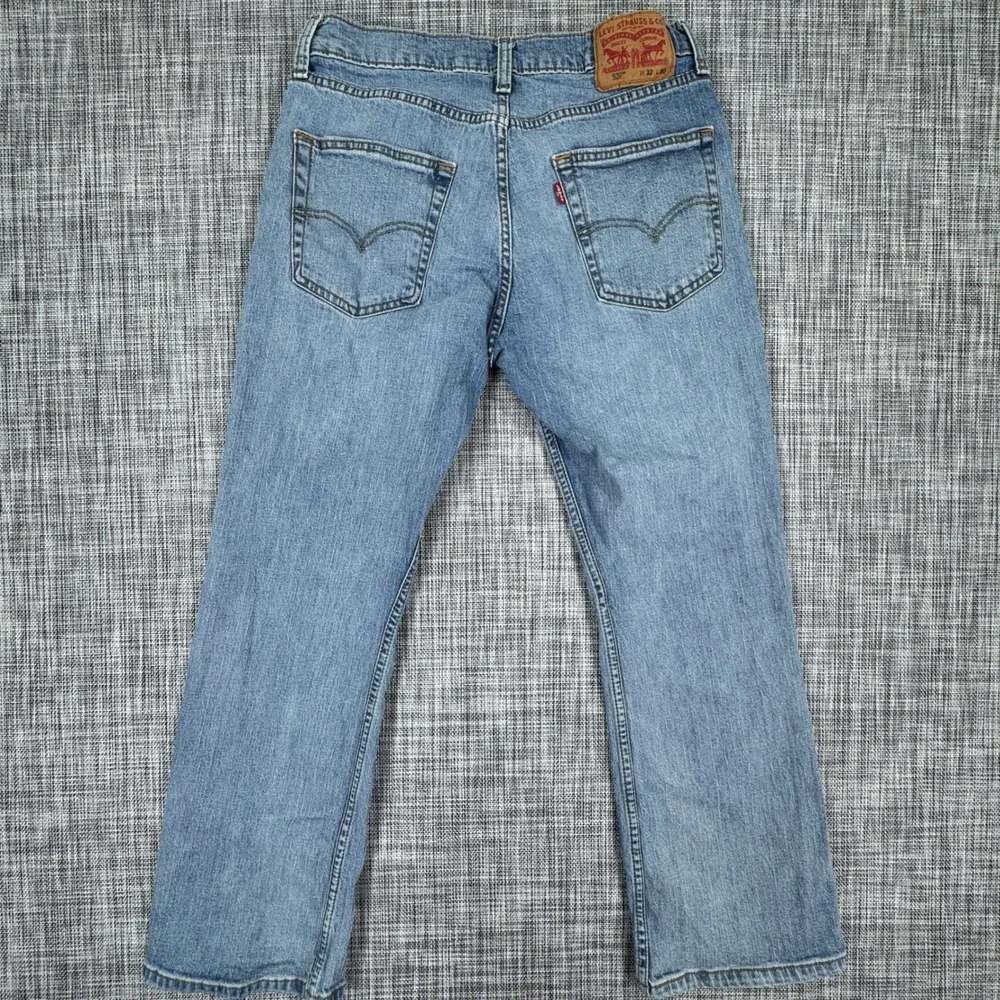 Levis *orders ship